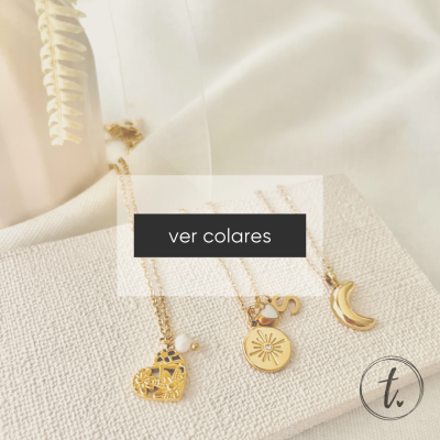 Três colares dourados com pendentes distintos sobre superfície clara texturada