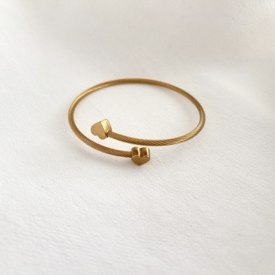 Pulseira dourada com extremidades em forma de coração