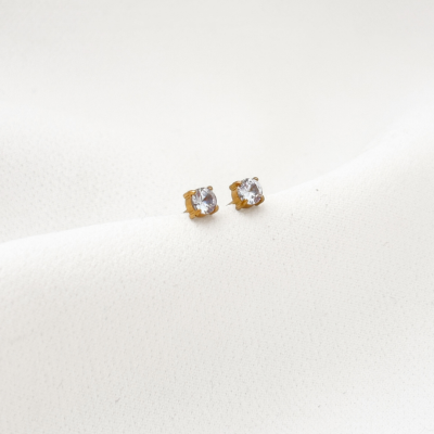 Brincos pequenos com pedras transparentes redondas e metal dourado