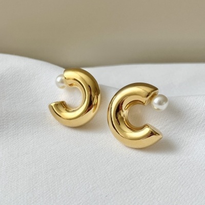 Brincos dourados em forma de meia-lua com pérola branca