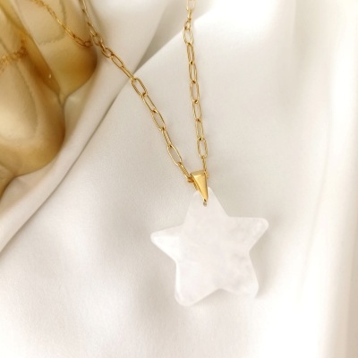Colar dourado com pendente estrela branco translúcido