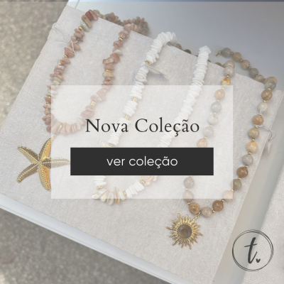 Colares com pedras e pendentes dourados sobre suporte cinza