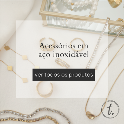 Conjunto de acessórios de aço inoxidável dourados e prateados sobre fundo branco.