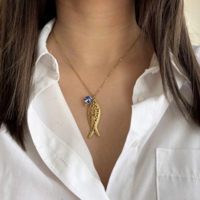 Colar dourado com pendente de peixe e bola azul e branca