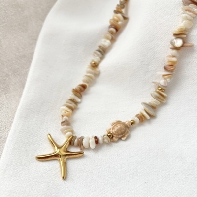Colar com contas bege e pendente estrela do mar dourada