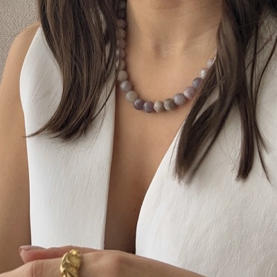 Colar de bolas lilás e branco com anel dourado e camiseta branca