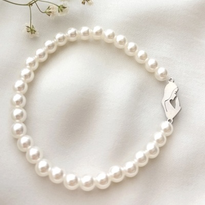 Pulseira de pérolas brancas com fecho prateado e texto com flores ao lado