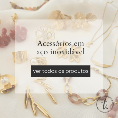 Acessórios em aço inoxidável variados sobre fundo claro