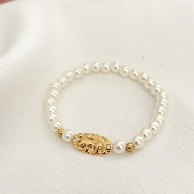 Pulseira de pérolas com pino dourado texturizado