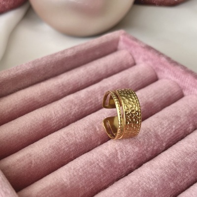 Anel dourado texturizado em caixa de veludo rosa