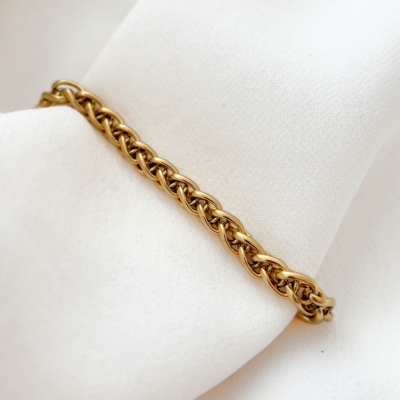 Pulseira dourada em tecido branco