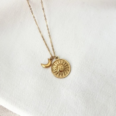 Colar dourado com pendentes de sol e lua