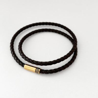 Bracelete de couro trançado castanho escuro com fecho dourado e anéis pretos