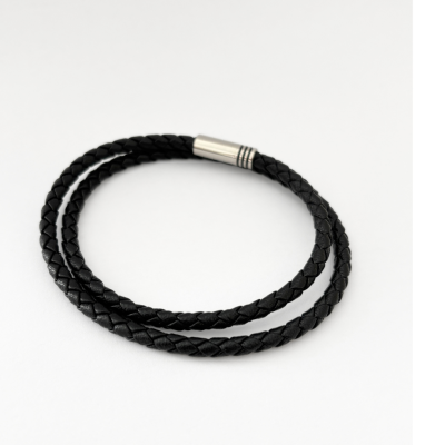 Pulseira preta dupla de couro trançado com fecho metálico prateado