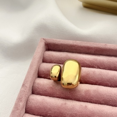 Dois anéis dourados em caixa de veludo rosa