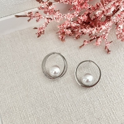 Brincos argola prateada com pérola branca e flores secas cor de rosa