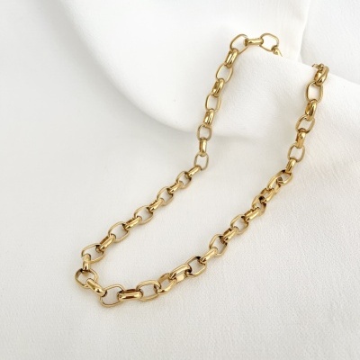 Colar de corrente dourada com elos ovais e quadrados em fundo branco