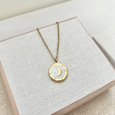 Colar com pendente circular dourado com design de lua crescente