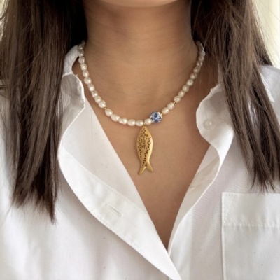 Colar de pérolas com pendente dourado em forma de peixe e conta azul
