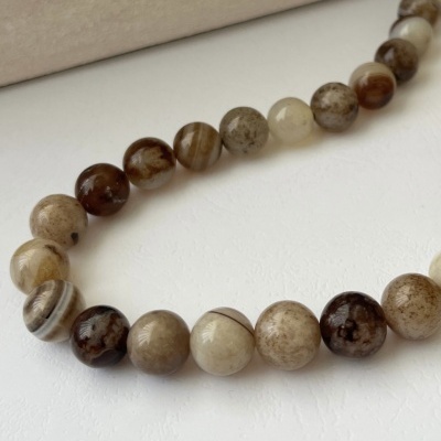 Colar de contas de pedra em tons castanhos e bege