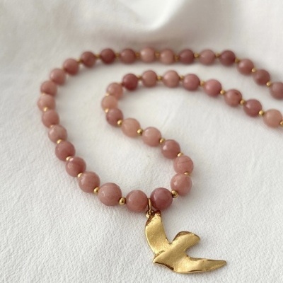 Colar de contas cor-de-rosa com pingente dourado em forma de pá