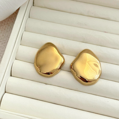 Brincos dourados lisos em estojo branco acolchoado com segmentos.