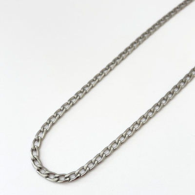 Corrente de metal prateado com elos ovais entrelaçados num fundo branco.