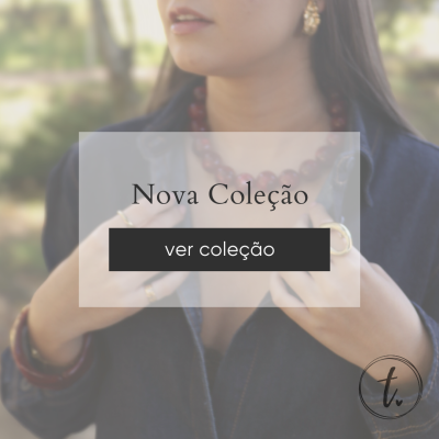 Mulher com colar e anéis, texto Nova Coleção e ver coleção em fundo desfocado