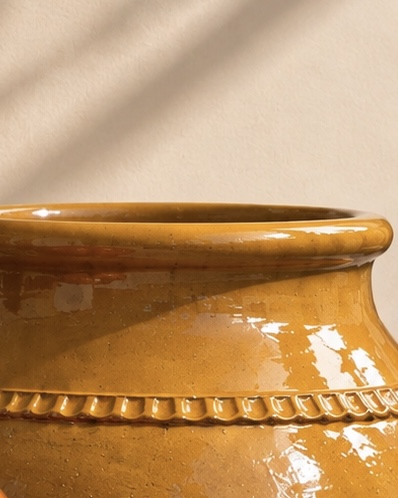 Vaso Terracotta Vaso de cerâmica castanha com acabamento brilhante e detalhe em relevo