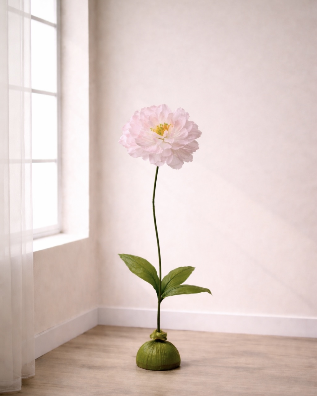 Flores de Papel Crepe Ref.018 Flor artificial rosa clara em base verde junto à janela