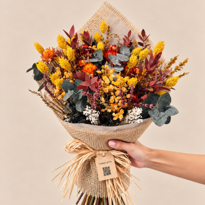 Buquê de flores secas coloridas em tecido rústico com etiqueta