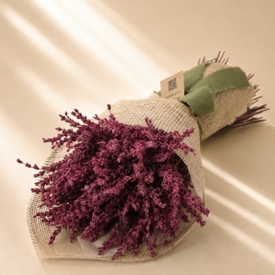 Ramo de flores secas vinho com embalagem de juta e fita verde