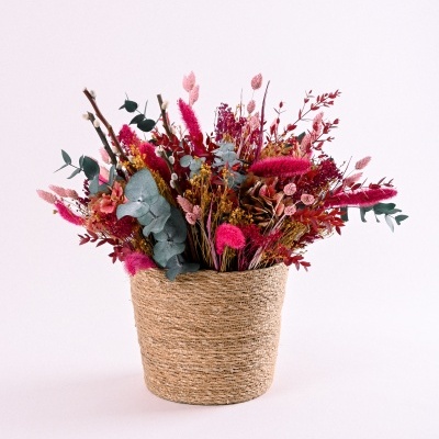 Arranjo floral em vaso de verga com flores secas coloridas
