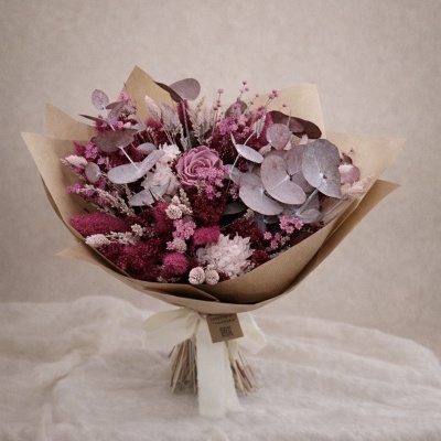 Bouquet de flores secas em papel kraft com fita branca