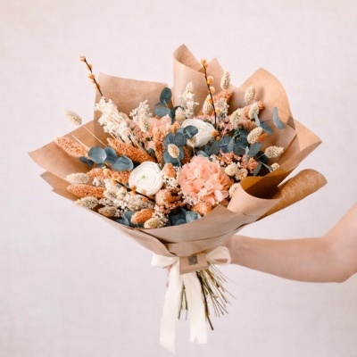 Bouquet de flores secas e preservadas em papel kraft