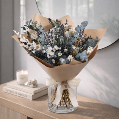 Bouquet de flores secas em vaso de vidro, papel kraft e fita creme