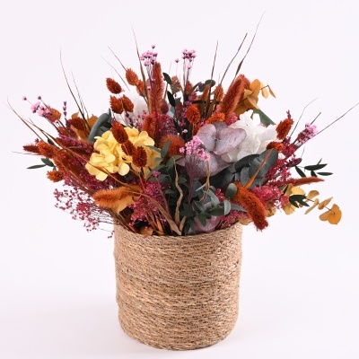 Arranjo floral com flores secas em vaso trançado natural