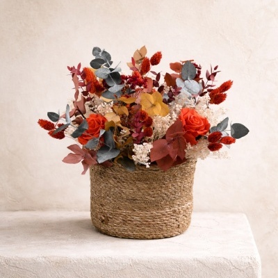 Arranjo floral em vaso de palha com flores secas coloridas