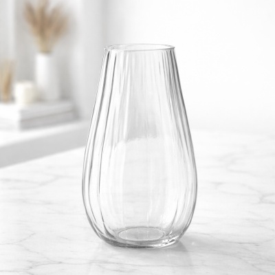 Vaso de vidro transparente com textura canelada