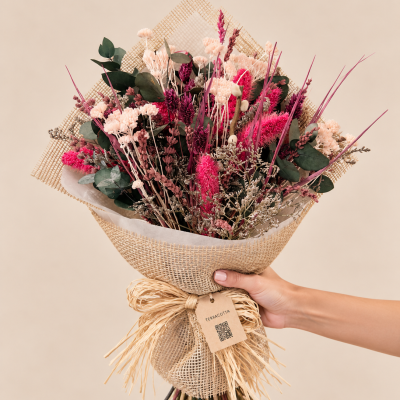 Bouquet de flores secas rosa e verde embrulhado em juta com etiqueta TERRACOTTA