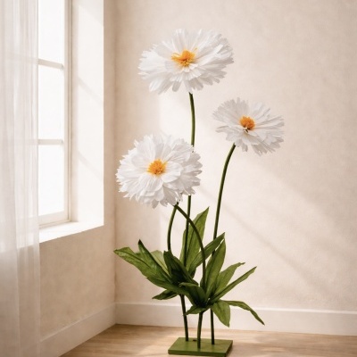 Escultura decorativa de flores brancas e folhas verdes perto de janela com cortina branca