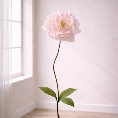 Flor artificial rosa com caule fino e folhas verdes numa base redonda, junto a uma janela