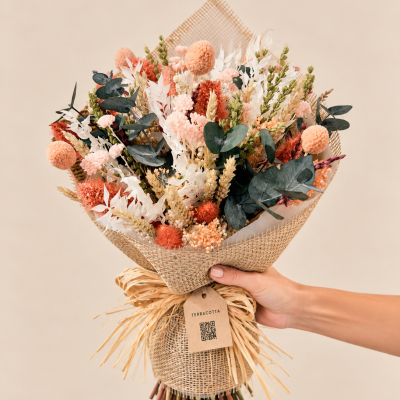 Bouquet de flores secas terracota e creme com embalagem rústica