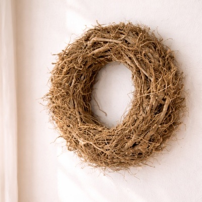 Guirlanda de ramos e raízes secas pendurada na parede