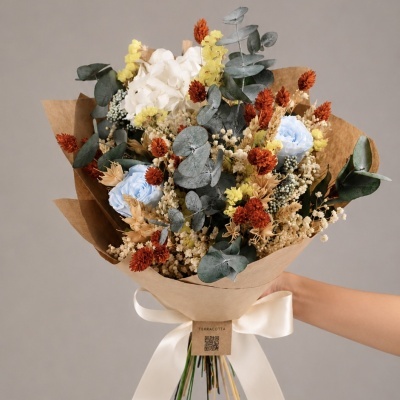 Buquê de flores secas com rosas azuis e papel kraft