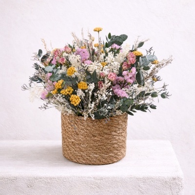 Arranjo de flores secas coloridas em vaso natural