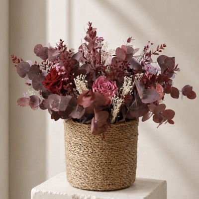 Arranjo floral artificial em vaso de corda natural em pedestal branco