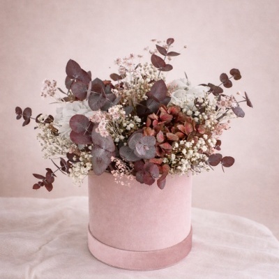 Arranjo de flores secas em caixa rosa