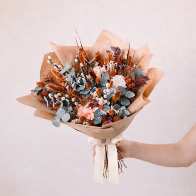 Buquê de flores secas e artificiais em papel castanho claro