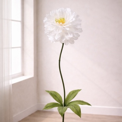 Flor artificial branca com base verde junto à janela